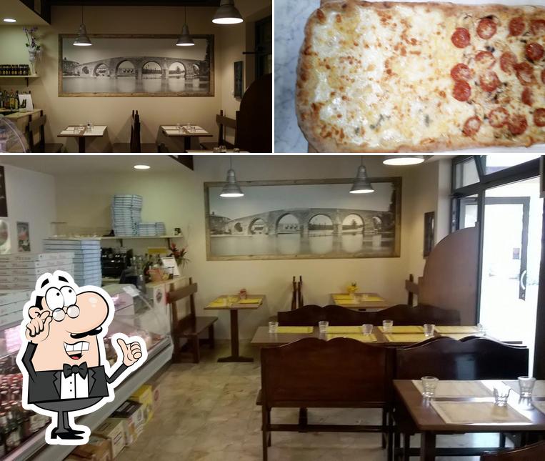 Guarda la foto che presenta la interni e pizza di pizzaponte