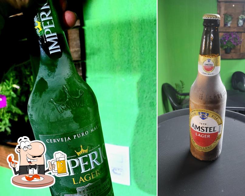 Desfute um copo de cerveja leve ou escura