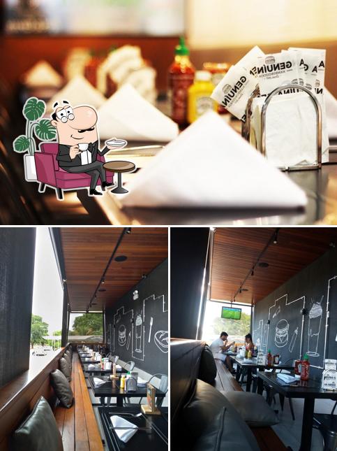 Sente em uma das mesas no Genuína Hamburgueria