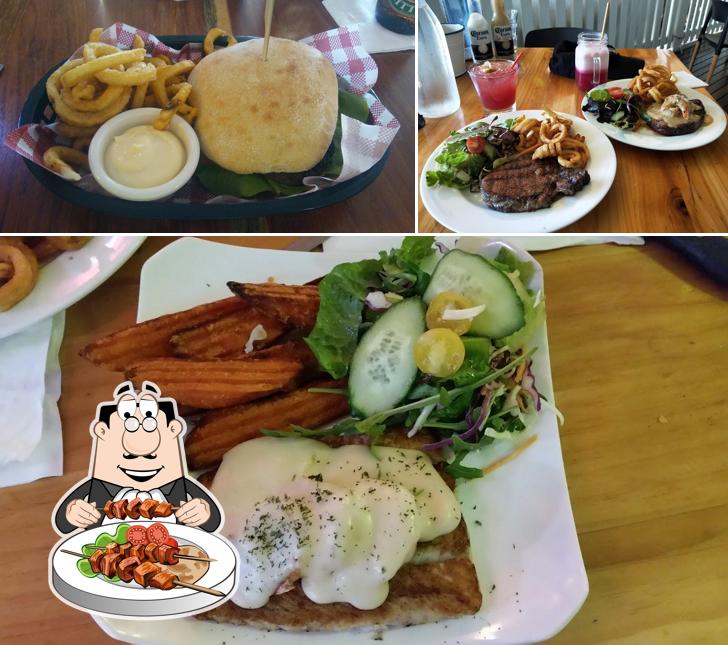 Посмотрите на это фото, где видны еда и столики в Hog's Breath Cafe Airlie Beach