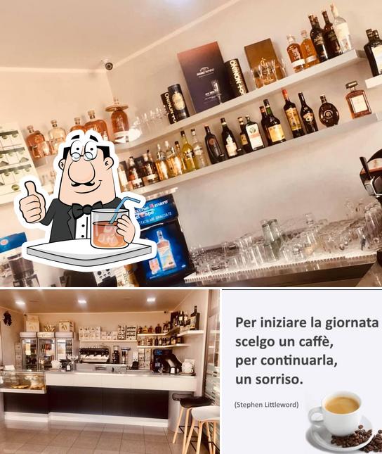 La bevanda e interni del ristorante