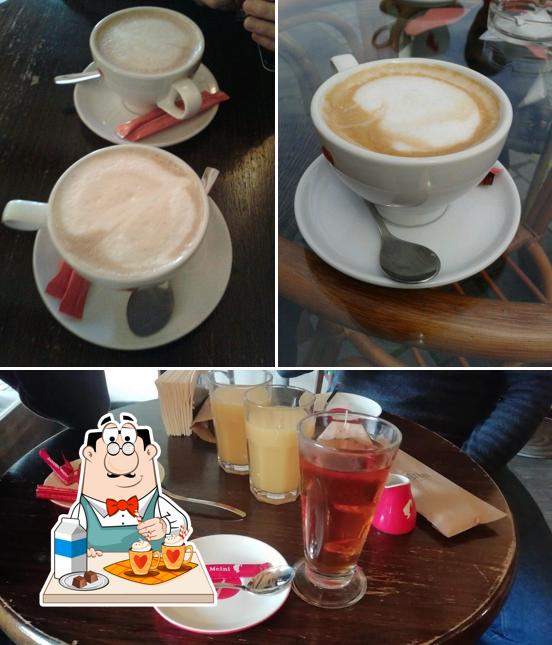 Disfrutra de una bebida en Cafe Einstein