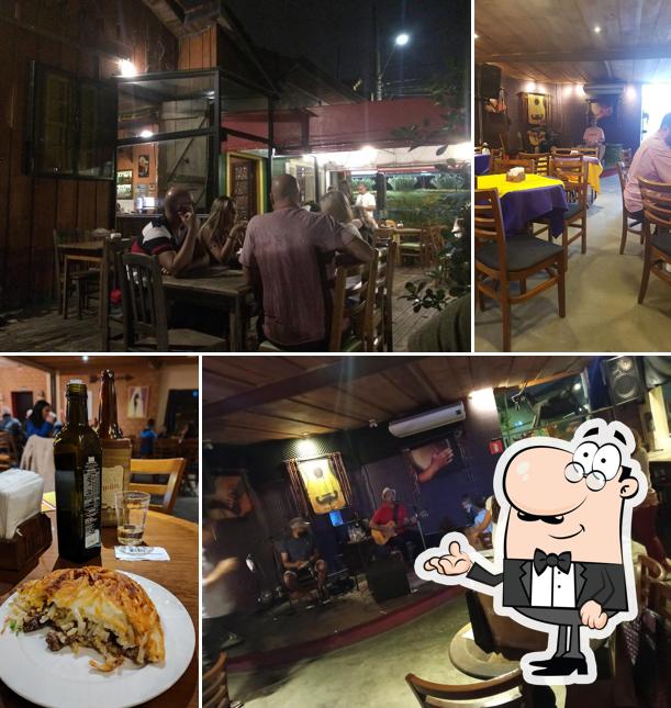 Sente em uma das mesas no Bar Zépelin