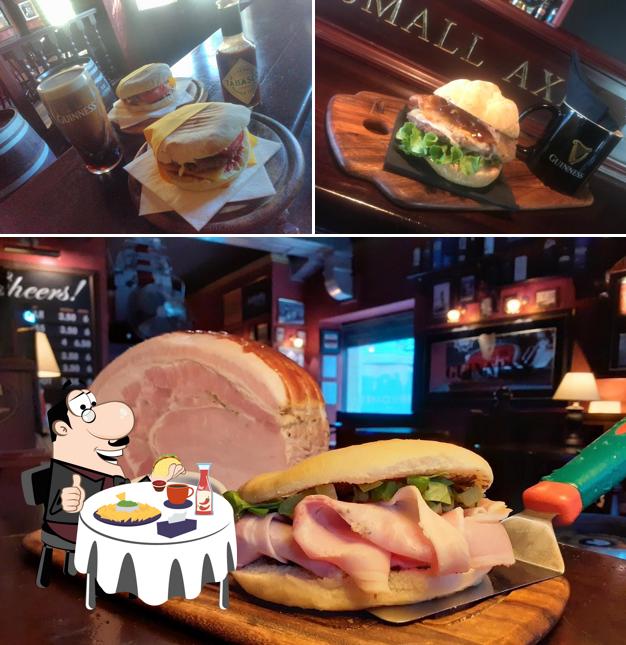 Ordina un hamburger a The Small Axe Pub