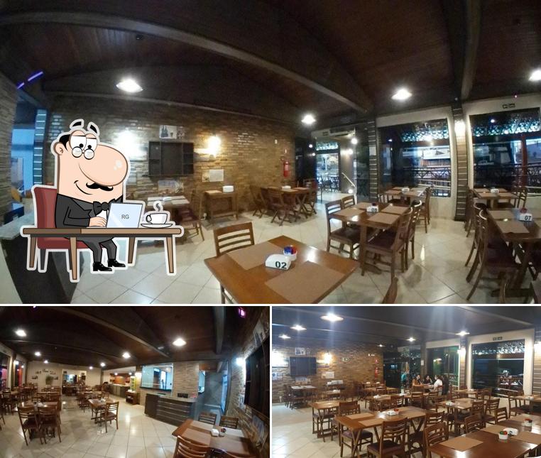 Sente em uma das mesas no Nostra Casa Pizzaria Uberlândia