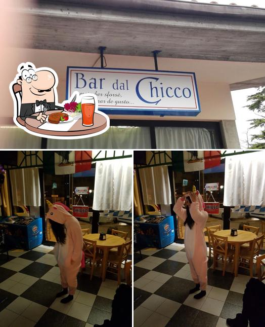 Parmi les différentes choses de la table à manger et la extérieur, une personne peut trouver sur Bar dal Chicco