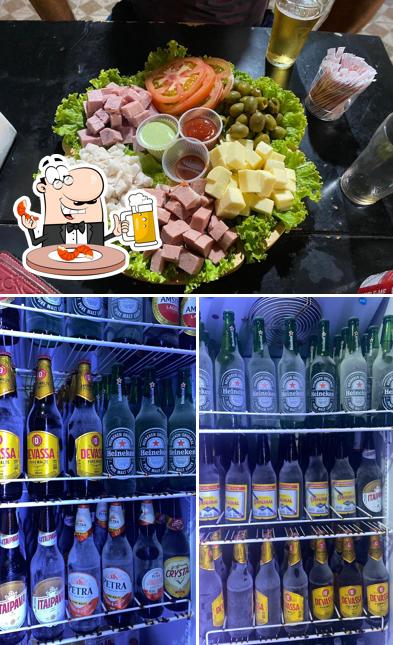 Desfute um copo de cerveja leve ou escura