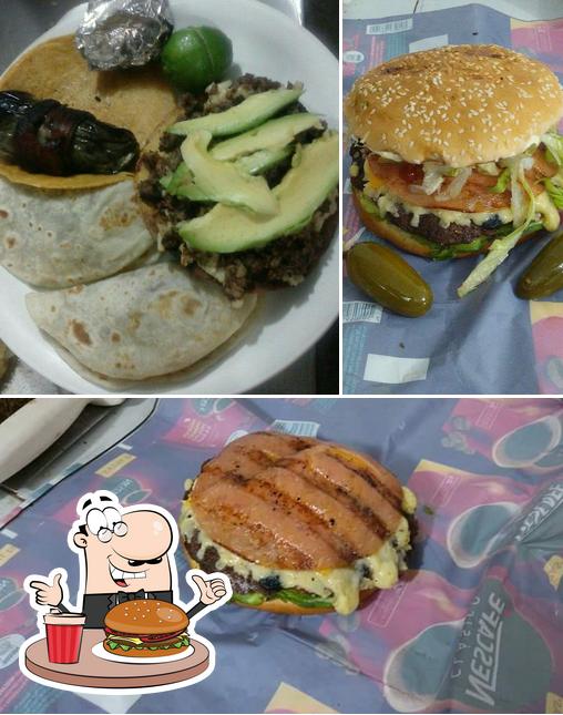 Закажите гамбургеры в "Tacos La Tia 2"