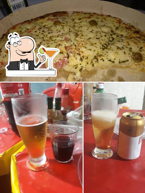 Entre diversos coisas, bebida e pizza podem ser encontrados a Império da Pizza