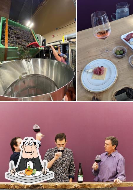Фото, на котором видны еда и напитки в Vinnie Fera Winery