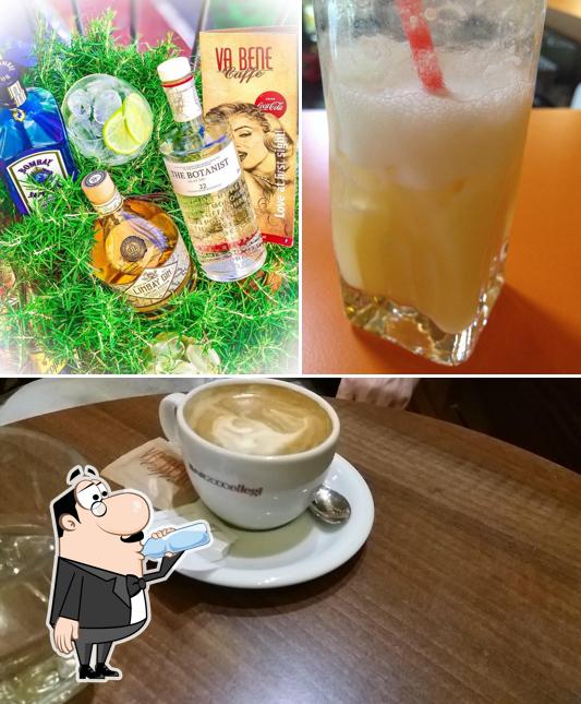 Goditi un drink dal menu