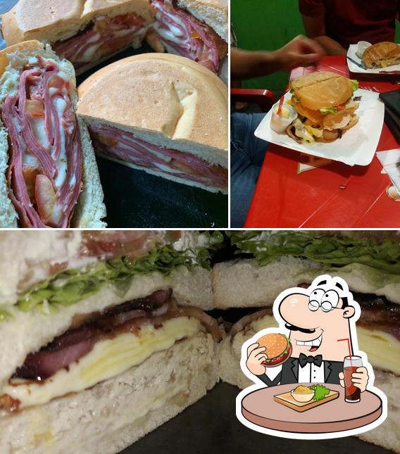 Consiga um hambúrguer no Gilmar Lanches Pizzaria e Esfiharia