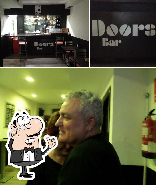 El interior de Doors bar