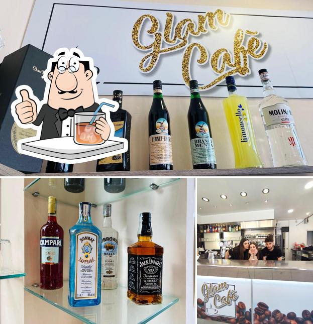 Guarda la immagine che raffigura la bevanda e interni di Glam café