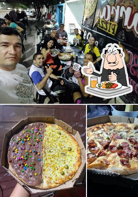 Dê uma olhada a foto ilustrando comida e interior a Barra Pizza