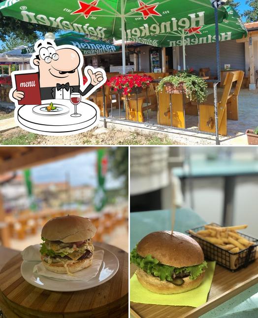 Dai un’occhiata alla foto che mostra la cibo e interni di Pizza & Grill Vista Sul Mare Mareda