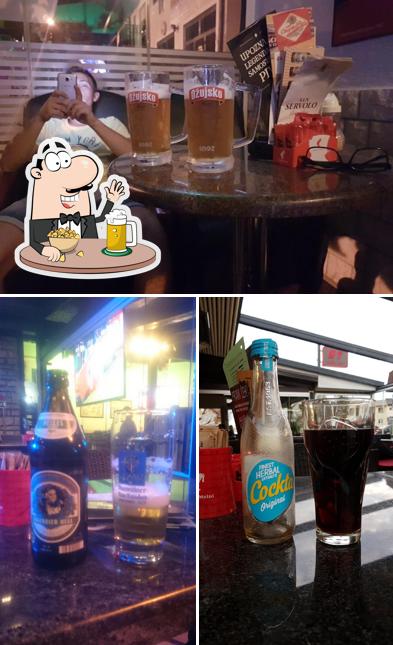 Puoi ordinare un rinfrescante bicchiere di birra chiara o scura
