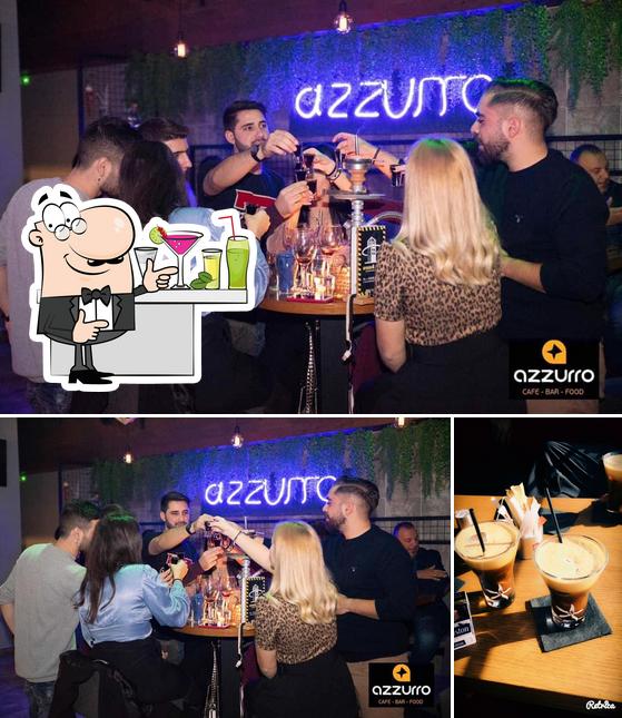 Azzurro Cafe se distingue por su barra de bar y bebida