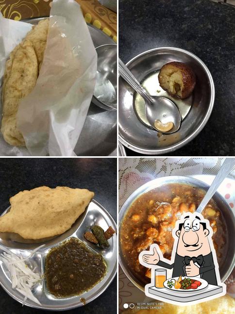 Food at Pinki Chole Bhandar