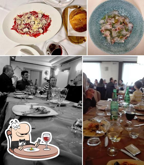 La cibo e tavolo da pranzo del ristorante