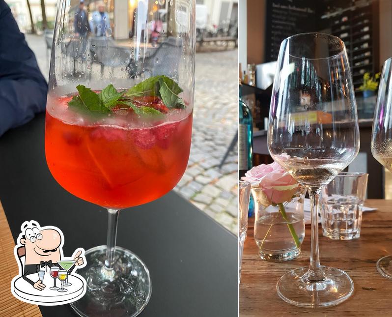 Idéal Café & Weinbar - Münster sirve alcohol