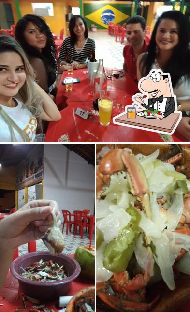 Entre diversos coisas, comida e mesa de jantar podem ser encontrados no Pata do Caranguejo