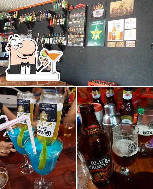 Dê uma olhada a imagem mostrando bebida e balcão de bar no Bar do Vlady