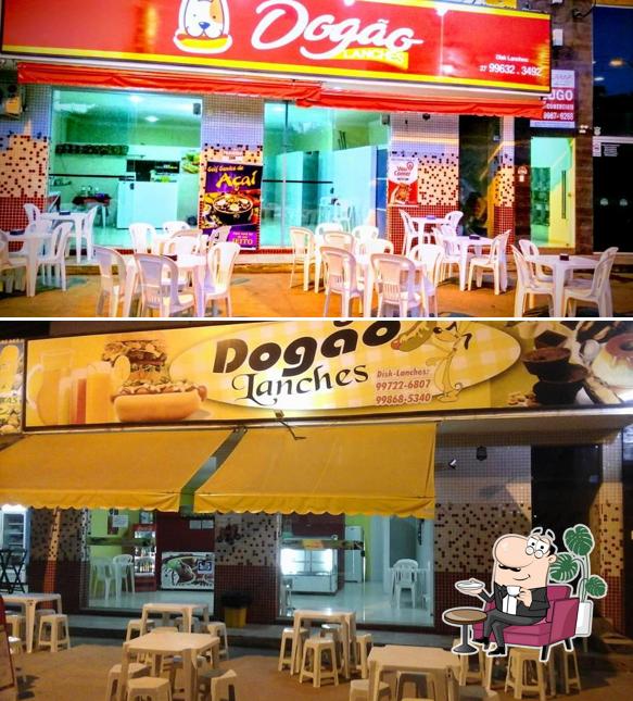 O interior do Dogão Lanches