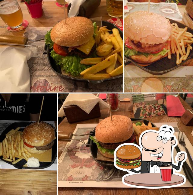 Gustati uno dei tipi di hamburger disponibili a Centolire Rovigo