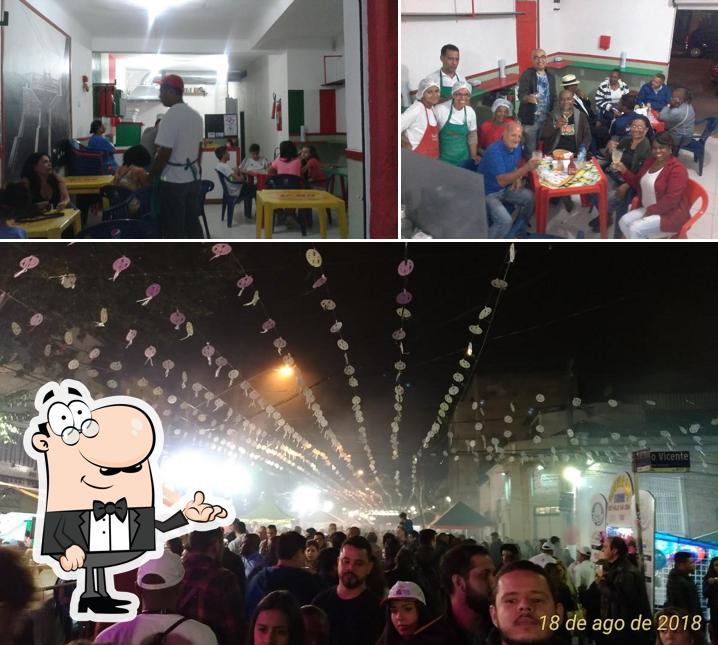 Sente em uma das mesas no Fogazza da Mama