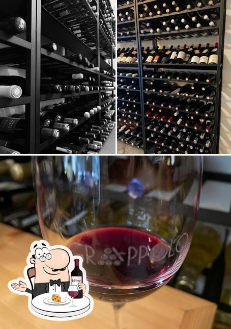 Il est fort sympathique de prendre un verre de vin à Enoteca Grappolo