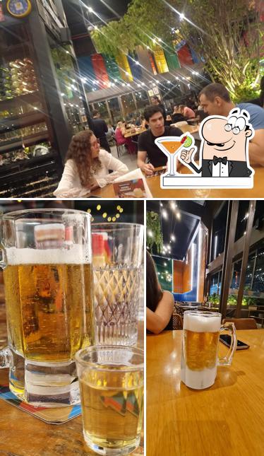 Esta é a foto mostrando bebida e interior no Caminito Parrilla Águas Claras
