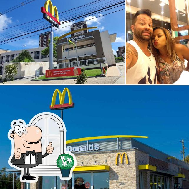 A ilustração da exterior e balcão de bar no McDonald's - Drive das Dunas