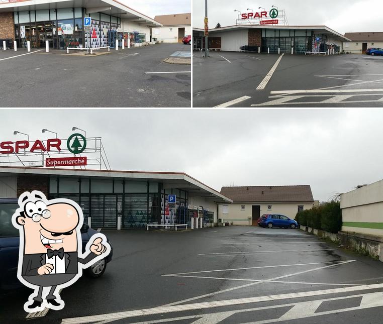 Jetez un coup d’œil à quoi ressemble SPAR Supermarché à l'extérieur