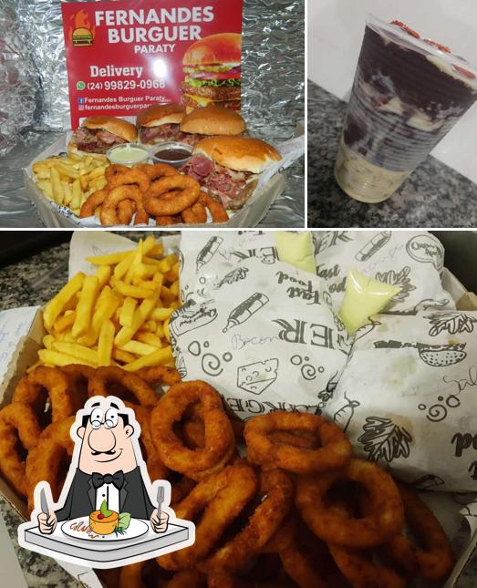 Entre diversos coisas, comida e bebida podem ser encontrados no Fernandes Burguer