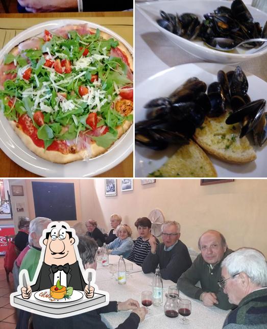 La foto della cibo e interni di Pizzeria Via Nova