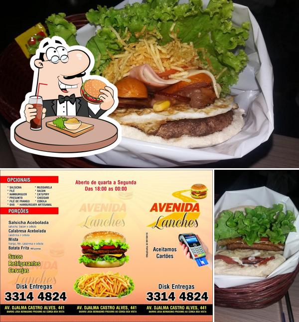 Consiga um hambúrguer no Avenida Lanches