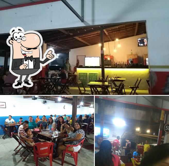Sente em uma das mesas no Bar da Língua - Quintas