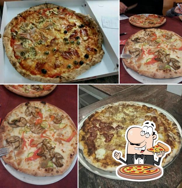 Prenditi una pizza a THE PINK PANTHER PIZZERIA PANINOTECA