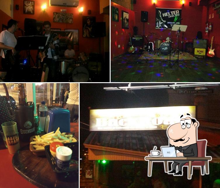 O interior do BACK ROAD BAR