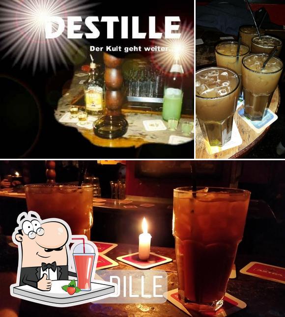 Disfrutra de una bebida en Destille