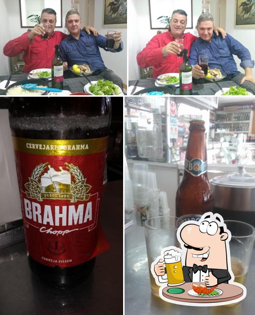 Desfute um copo de cerveja leve ou escura