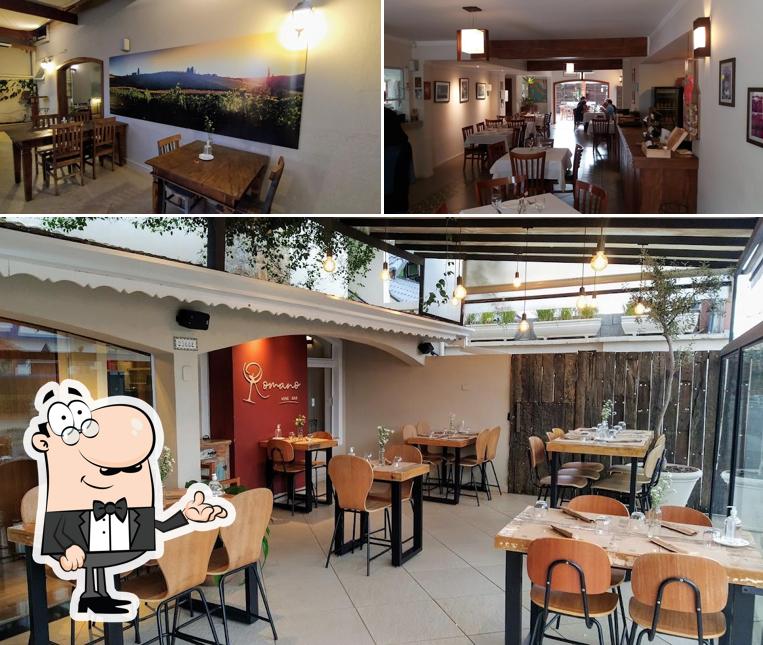 Sente em uma das mesas no Romano Wine Bar e Restaurante