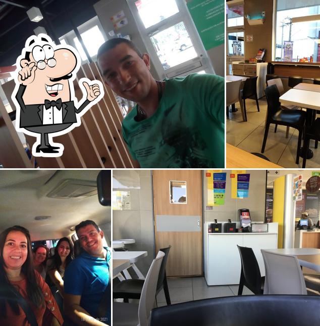 Sente em uma das mesas no McDonald's