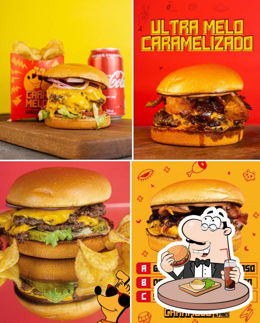 Delicie-se com um hambúrguer no Caramelo • Burger and Fries
