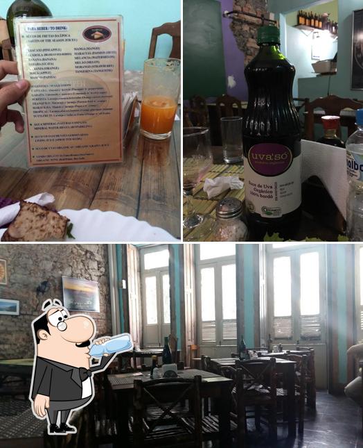 This is the image depicting drink and interior at Restaurante Vegetariano Tempeh
