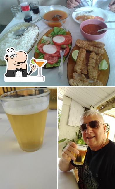 Dê uma olhada a foto mostrando bebida e comida no Bar e Restaurante Trairao