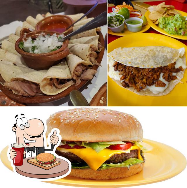 Попробуйте гамбургеры в "La Taqueria de Juárez."