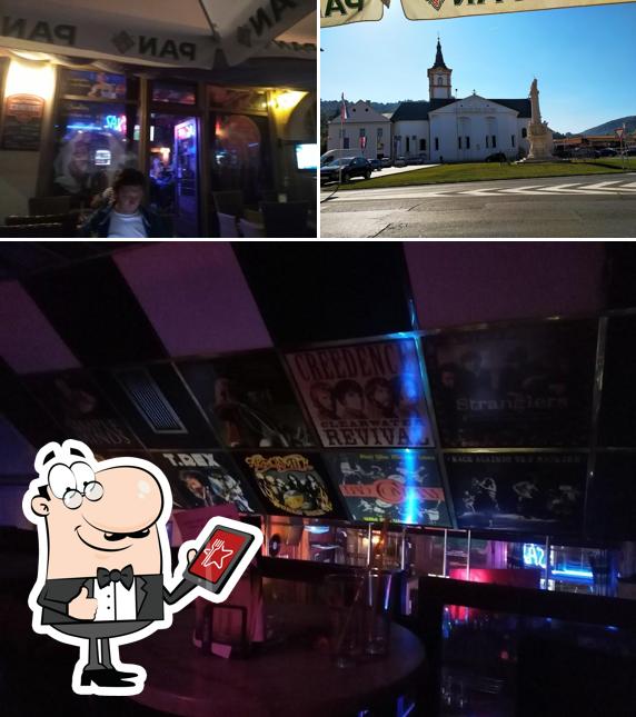 Vous pouvez prendre un bol d'air frais dans l'espace ouvert de Caffe Bar Sax