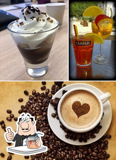 Dai un’occhiata alla foto che mostra la bevanda e dolce di Caffè Letterario